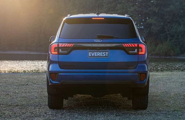 Đuôi xe Ford Everest được làm mới với cụm đèn hậu LED hiện đại