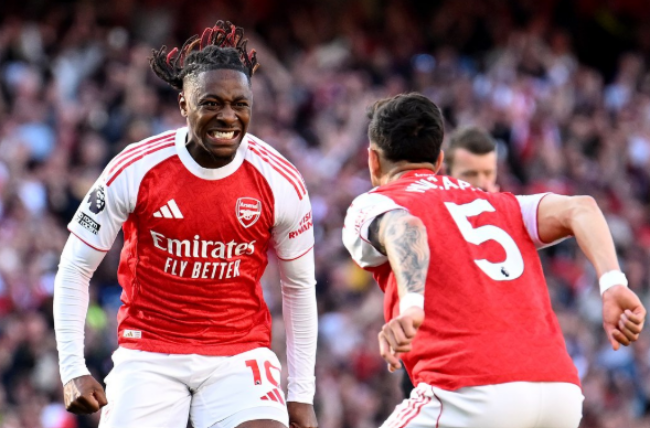 Arsenal nỗ lực duy trì vị trí dẫn đầu trước sức ép từ Man City.