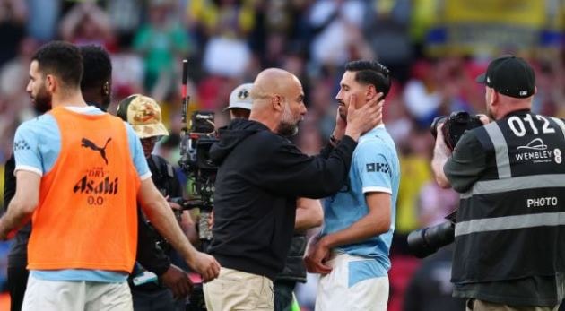 Huấn luyện viên Pep Guardiola chỉ đạo các học trò trong trận đấu với Southampton tại Wembley.