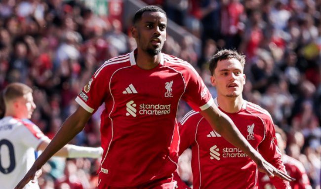 Isak nổ súng vào lưới Newcastle.