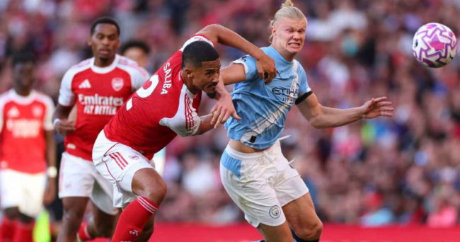 Arsenal đua song mã với Man City tại Ngoại hạng Anh.