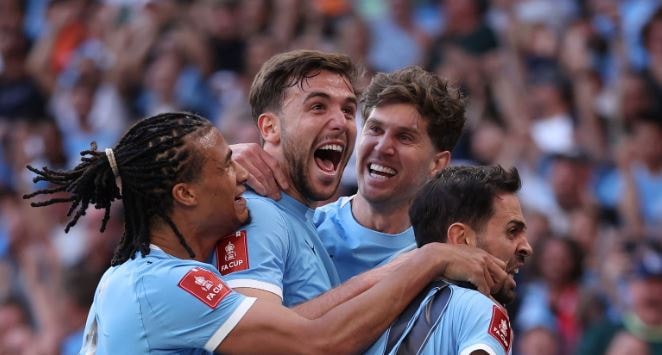 Nico Gonzalez ăn mừng bàn thắng quyết định cùng các đồng đội tại Man City.