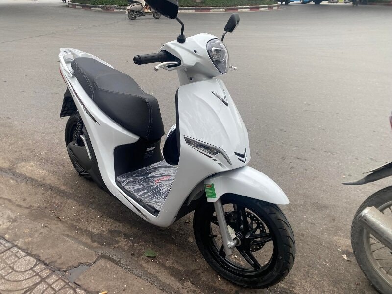 VinFast Feliz 2025 giá rẻ kỷ lục, pin đi gần 300 km/lần sạc