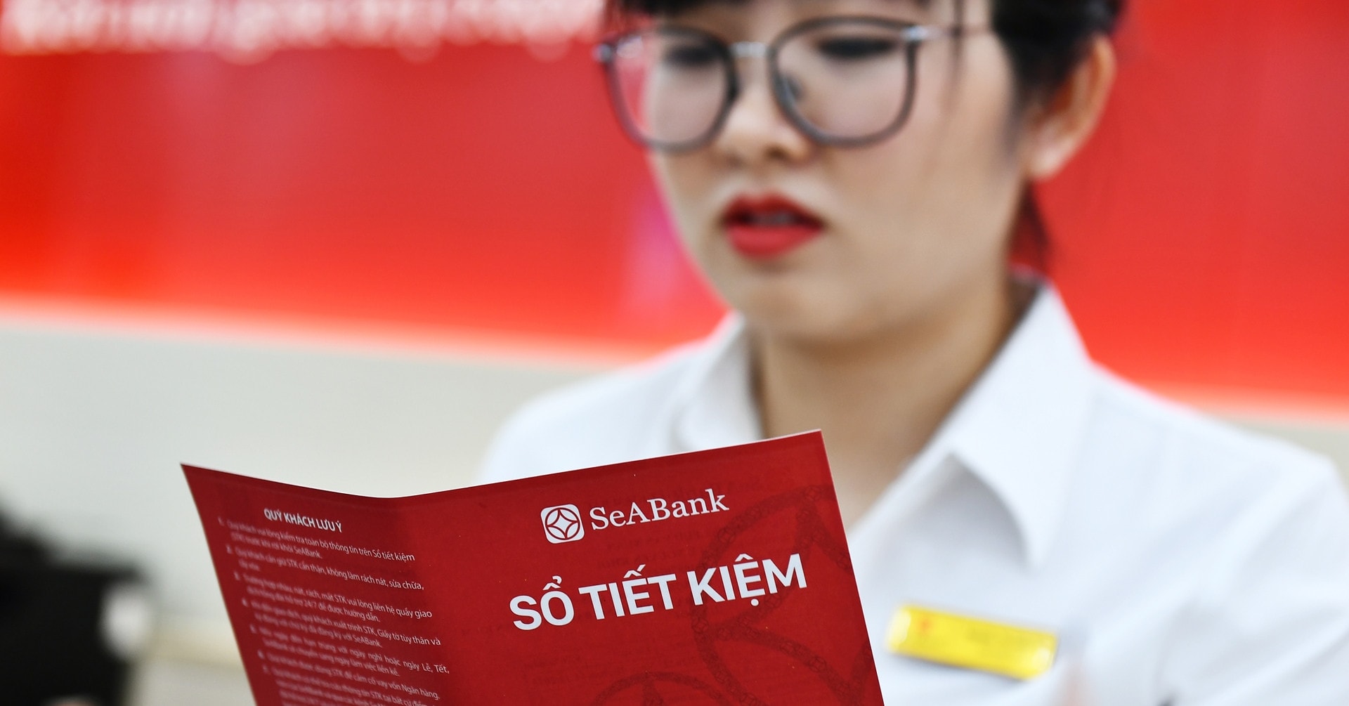 Khách hàng giao dịch tại ngân hàng trong bối cảnh lãi suất huy động biến động tháng 4/2026