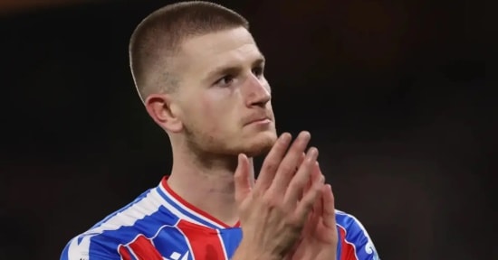 Adam Wharton thi đấu thiếu thuyết phục trước sức ép từ hàng tiền vệ Liverpool.