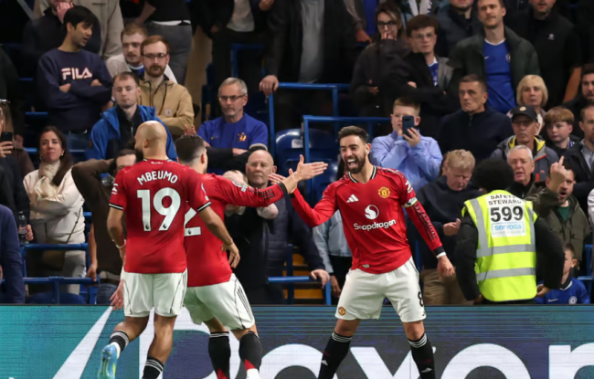 Manchester United đang nắm lợi thế lớn trong cuộc đua giành vé dự Champions League.