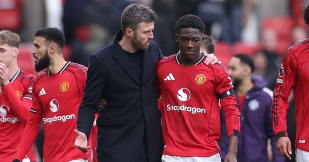 Michael Carrick đang đóng vai trò quan trọng trong việc phát triển tài năng của Kobbie Mainoo.