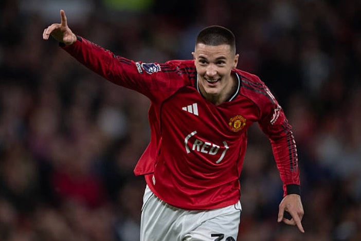 Các cầu thủ Manchester United ăn mừng chiến thắng quan trọng để tiến gần hơn tới Champions League.