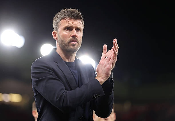 HLV Michael Carrick đưa ra những thay đổi chiến thuật kịp thời giúp MU bảo toàn lợi thế.