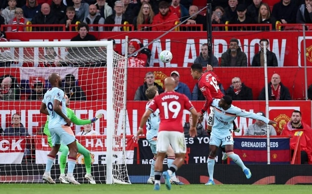 Các cầu thủ Manchester United ăn mừng chiến thắng quan trọng tại Old Trafford.