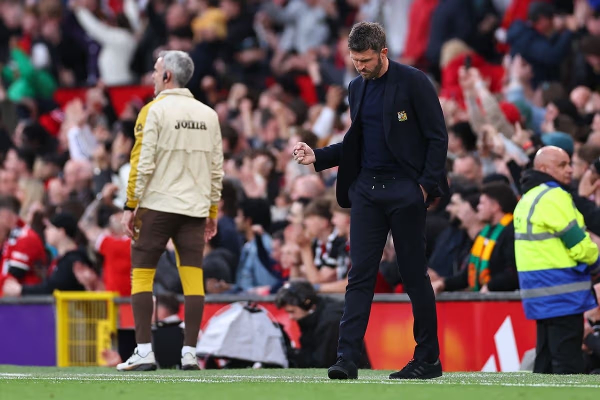 HLV Michael Carrick đang dần khẳng định năng lực cầm quân với những thay đổi chiến thuật nhạy bén.