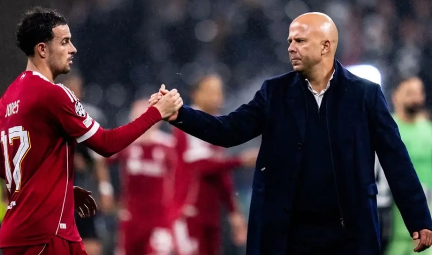 Curtis Jones đang đứng trước tin đồn rời khỏi Liverpool để đội bóng gây quỹ chuyển nhượng.