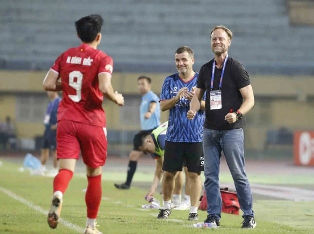 HLV Polking và CLB CAHN đang duy trì phong độ ấn tượng tại V-League.