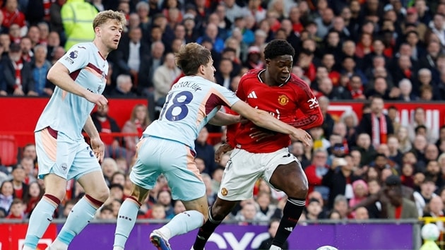 Kobbie Mainoo tỏa sáng trong màu áo Manchester United tại Old Trafford.