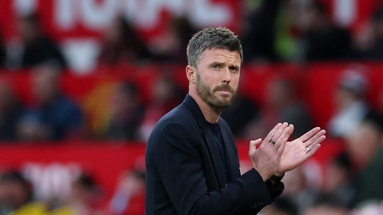 Người hâm mộ đang chờ đợi phán quyết về tương lai Carrick.