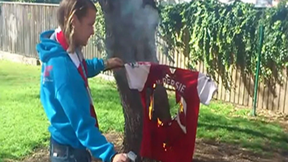 Sự đối lập giữa tình yêu và lòng hận thù dành cho Van Persie.