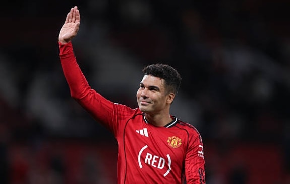 Sự cổ vũ của người hâm mộ dành cho Casemiro trên khán đài Old Trafford.