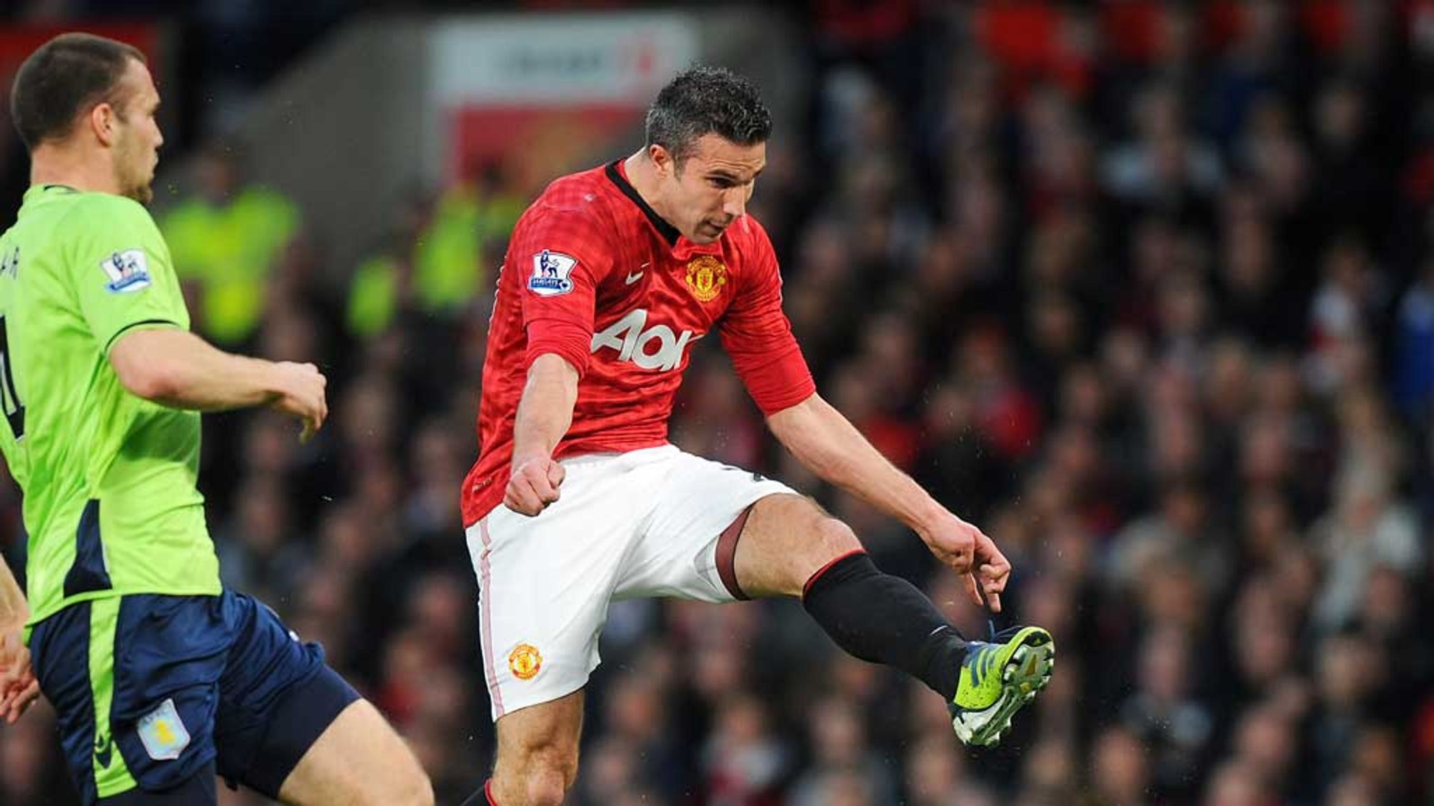 Cú volley huyền thoại của Van Persie vào lưới Aston Villa.