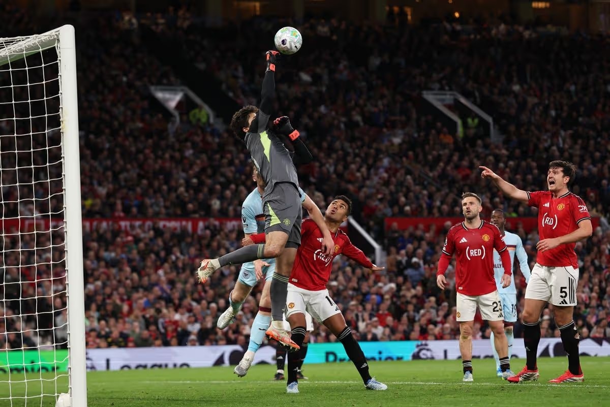 Thủ thành trẻ Senne Lammens có màn trình diễn xuất sắc với nhiều pha cứu thua quan trọng.