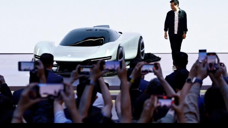 CEO Xiaomi Lei Jun và mẫu xe concept Vision Gran Turismo