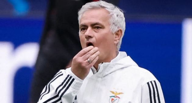 Jose Mourinho luôn là tâm điểm của sự chú ý với phong cách độc đáo