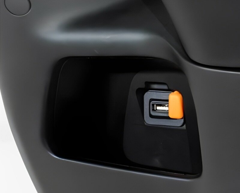 Cổng sạc và hộc chứa đồ phía trước của Yadea Voltguard U80