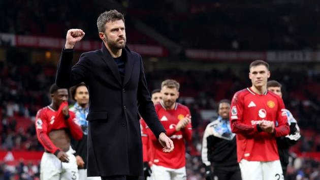 HLV Michael Carrick chú trọng việc tạo ra cấu trúc cơ bản để các cầu thủ tự do sáng tạo trong lối chơi.