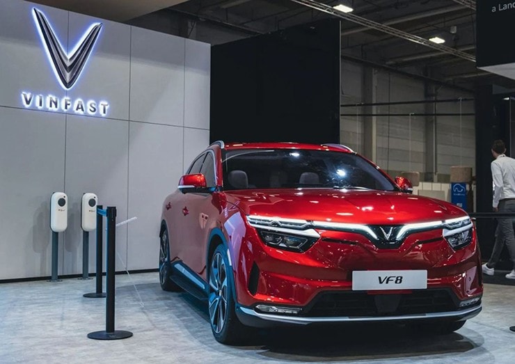 Ngoại thất xe VinFast VF 8 màu đỏ sang trọng