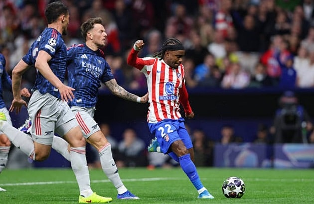 Các cầu thủ Atletico Madrid liên tục gây áp lực lên hàng thủ Arsenal