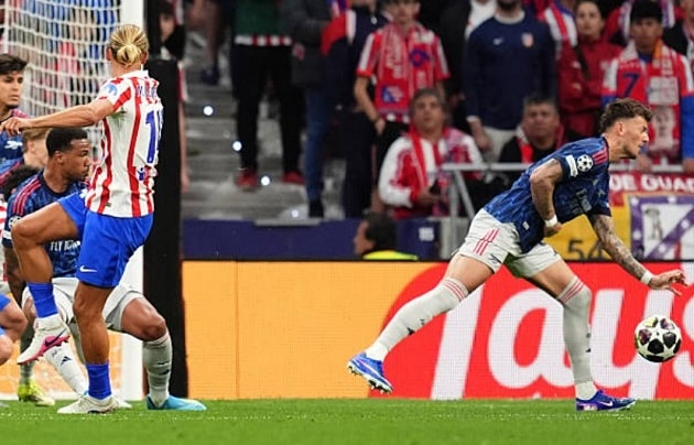 Ben White mắc lỗi dẫn đến quả phạt đền trong trận gặp Atletico Madrid