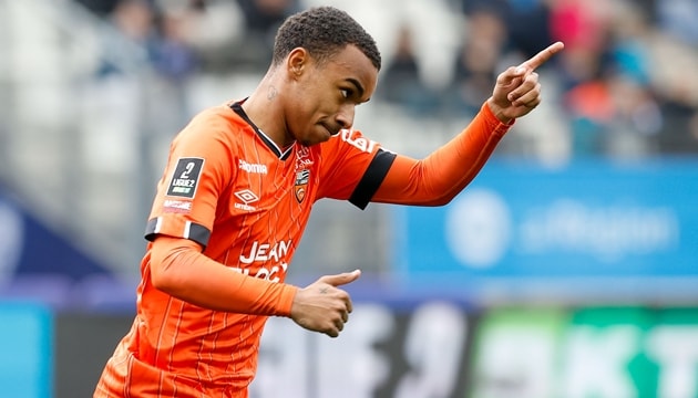 Eli Junior Kroupi là mục tiêu hàng đầu của Man United trên hàng công.