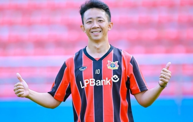 Tiền vệ Châu Ngọc Quang tham gia tập luyện cùng các đồng đội tại CLB Ninh Bình sau thời gian dài điều trị chấn thương.