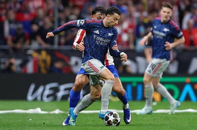 Gabriel Martinelli hỗ trợ phòng ngự