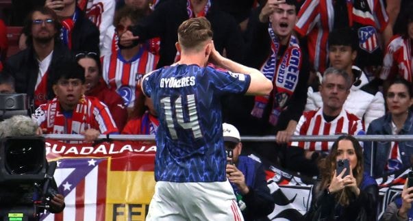 Tiền đạo Viktor Gyokeres ăn mừng bàn thắng vào lưới Atletico Madrid.