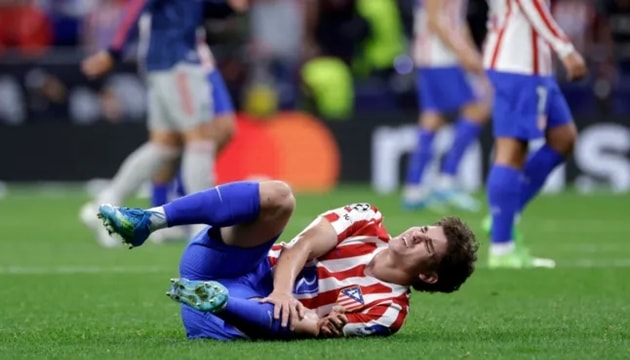 Julian Alvarez rời sân với vẻ mặt đau đớn trong trận gặp Arsenal tại Champions League.