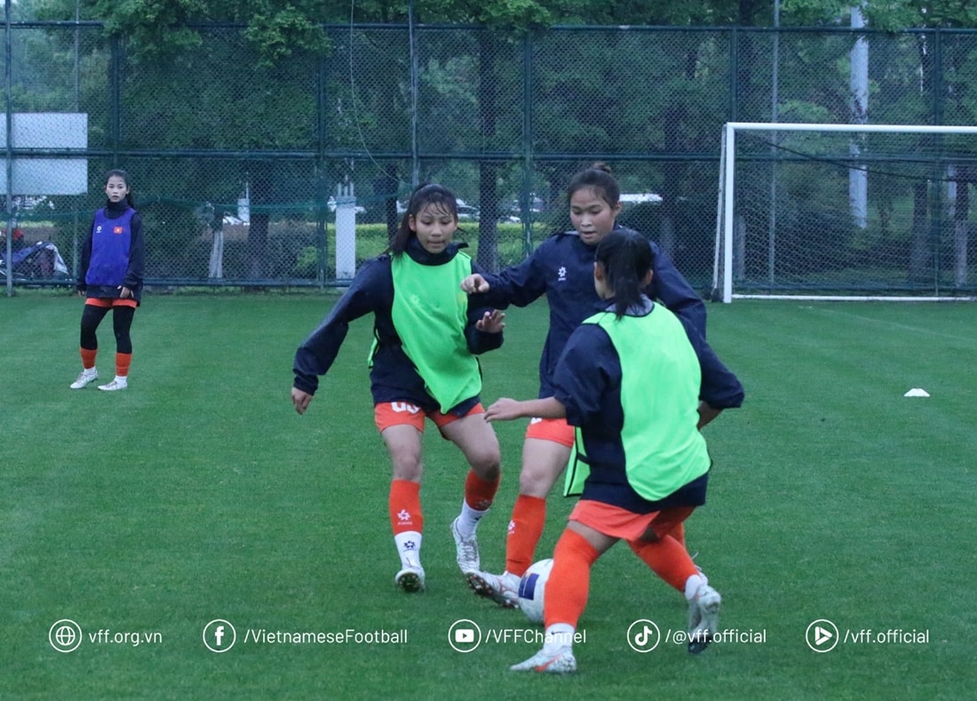 Các cô gái U17 nữ Việt Nam tập luyện tại Tô Châu, Trung Quốc. Ảnh: VFF.