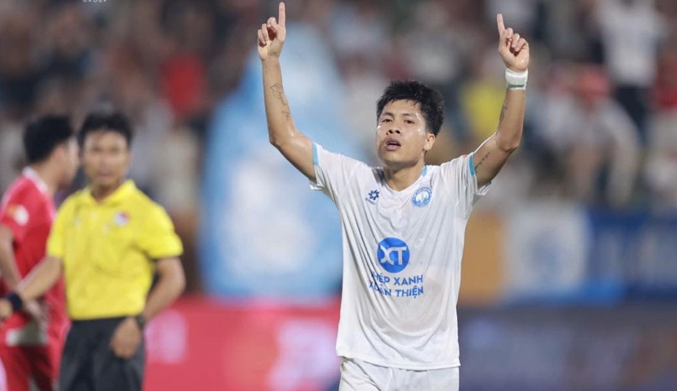 Nguyễn Văn Vĩ ăn mừng bàn thắng ấn định tỷ số 2-0 cho Nam Định