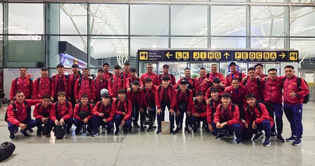 Đội tuyển U17 Việt Nam tại sân bay Jeddah, Saudi Arabia chuẩn bị cho vòng chung kết châu Á