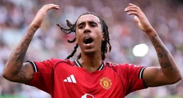 Leny Yoro trong màu áo Manchester United.