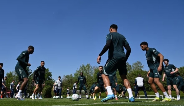 Arsenal tập luyện chuẩn bị cho cuộc đại chiến với Fulham.