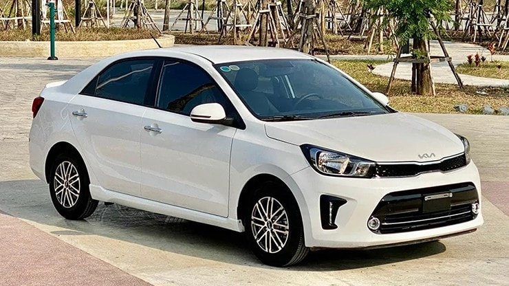 Ngoại thất KIA Soluto với nhận diện logo mới trẻ trung