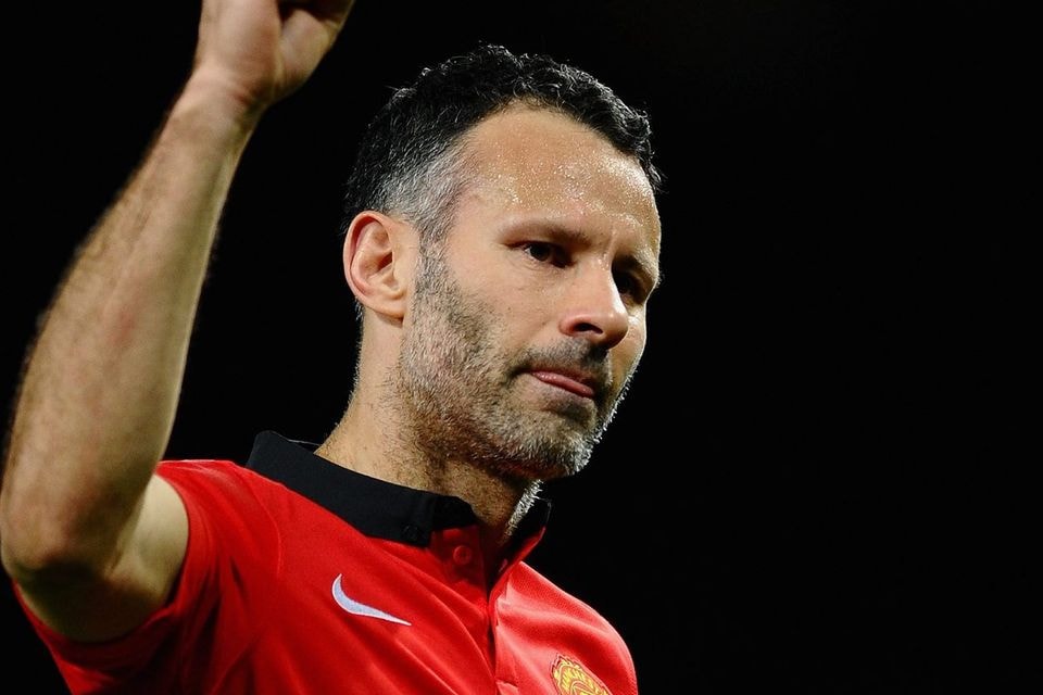 Giggs kéo dài sự nghiệp bằng trí tuệ bóng đá.