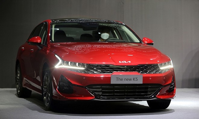 Thiết kế đuôi xe KIA K5 với cụm đèn LED chạy dài