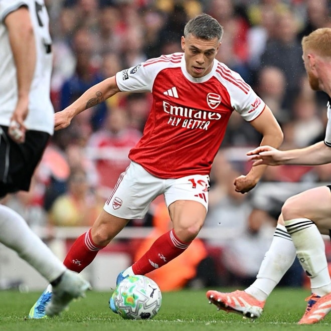 Leandro Trossard có trận đấu năng nổ trước Fulham