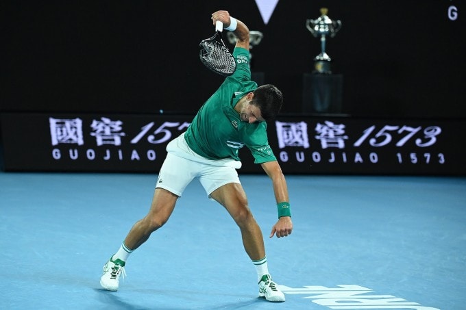 Novak Djokovic đập vợt tại tứ kết Australia Mở rộng 2021