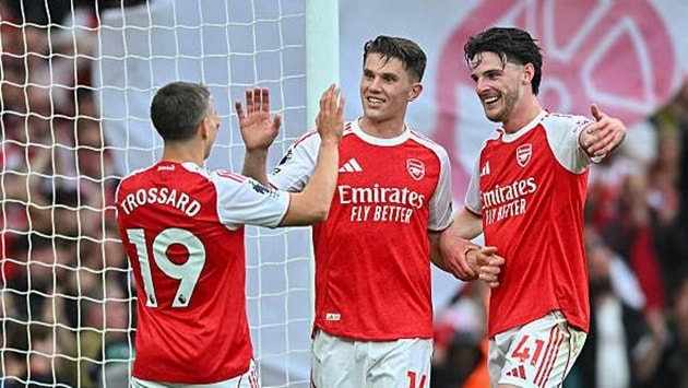 Arsenal ăn mừng chiến thắng tưng bừng trước Fulham tại sân nhà Emirates.