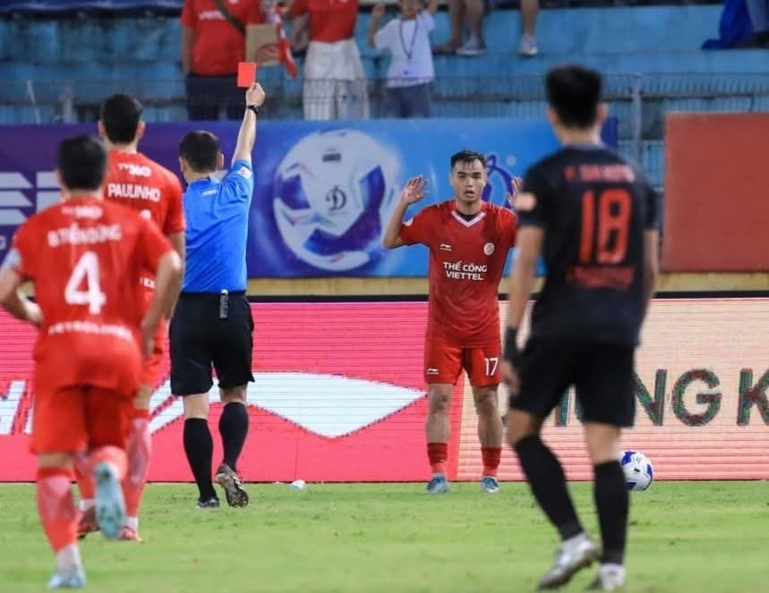 Nguyễn Đức Hoàng Minh nhận thẻ đỏ trực tiếp sau pha vào bóng nguy hiểm.