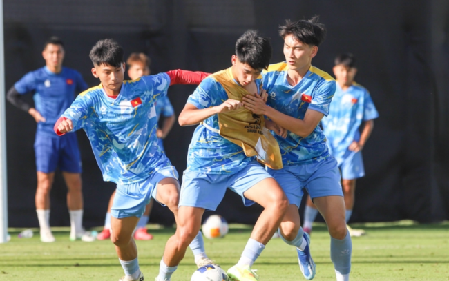 Cầu thủ U17 Việt Nam trong buổi tập đầu tiên tại Jeddah chuẩn bị cho VCK U17 châu Á 2026.