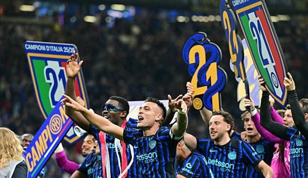 Các cầu thủ Inter Milan ăn mừng chức vô địch Serie A lần thứ 21.