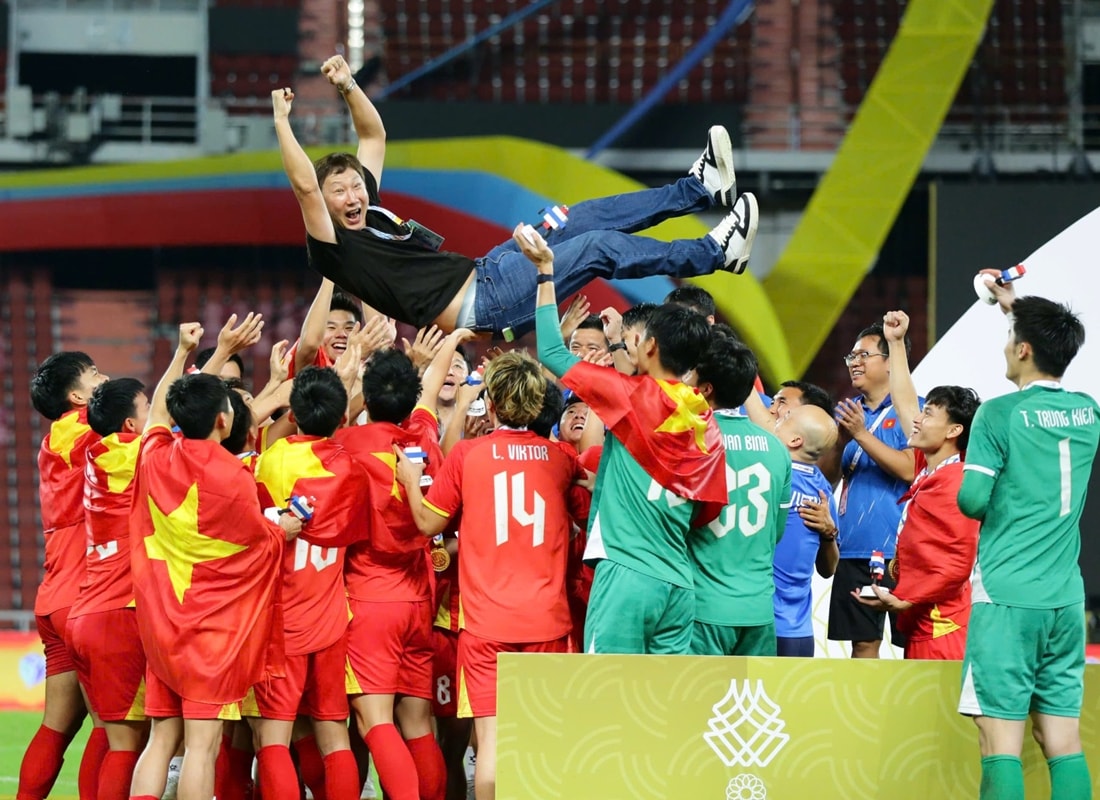 HLV Kim Sang Sik nhận Bằng khen của Thủ tướng Chính phủ nhờ chiếc Huy chương Vàng SEA Games 33.